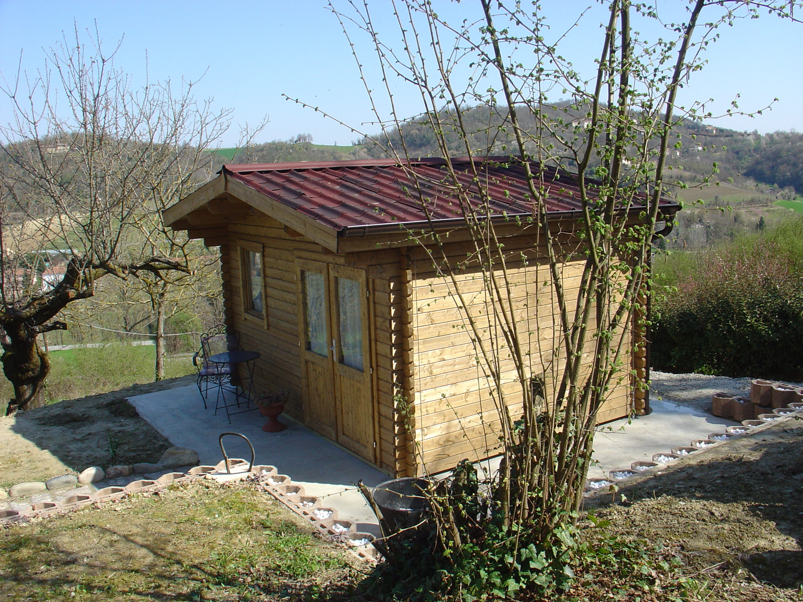 Casetta in legno 4x3 (44 mm) con porta doppia e finestra anteriore