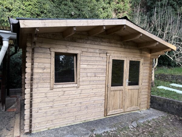 Casetta in legno 4x3 (44 mm) con porta doppia e finestra anteriore