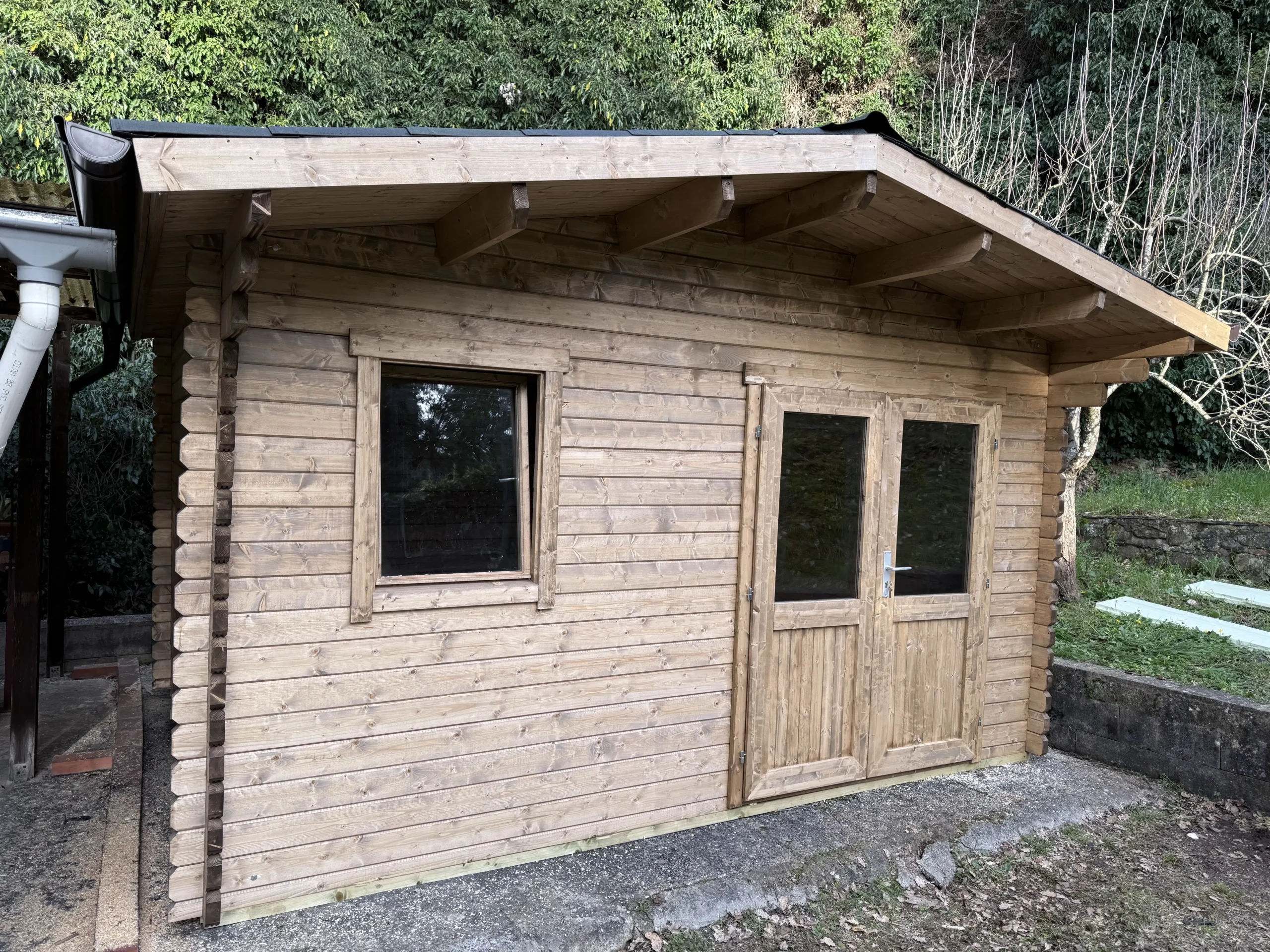 Casetta in legno 4x3 (44 mm) con porta doppia e finestra anteriore