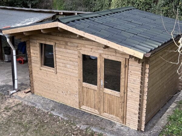 Casetta in legno 4x3 (44 mm) con porta doppia e finestra anteriore