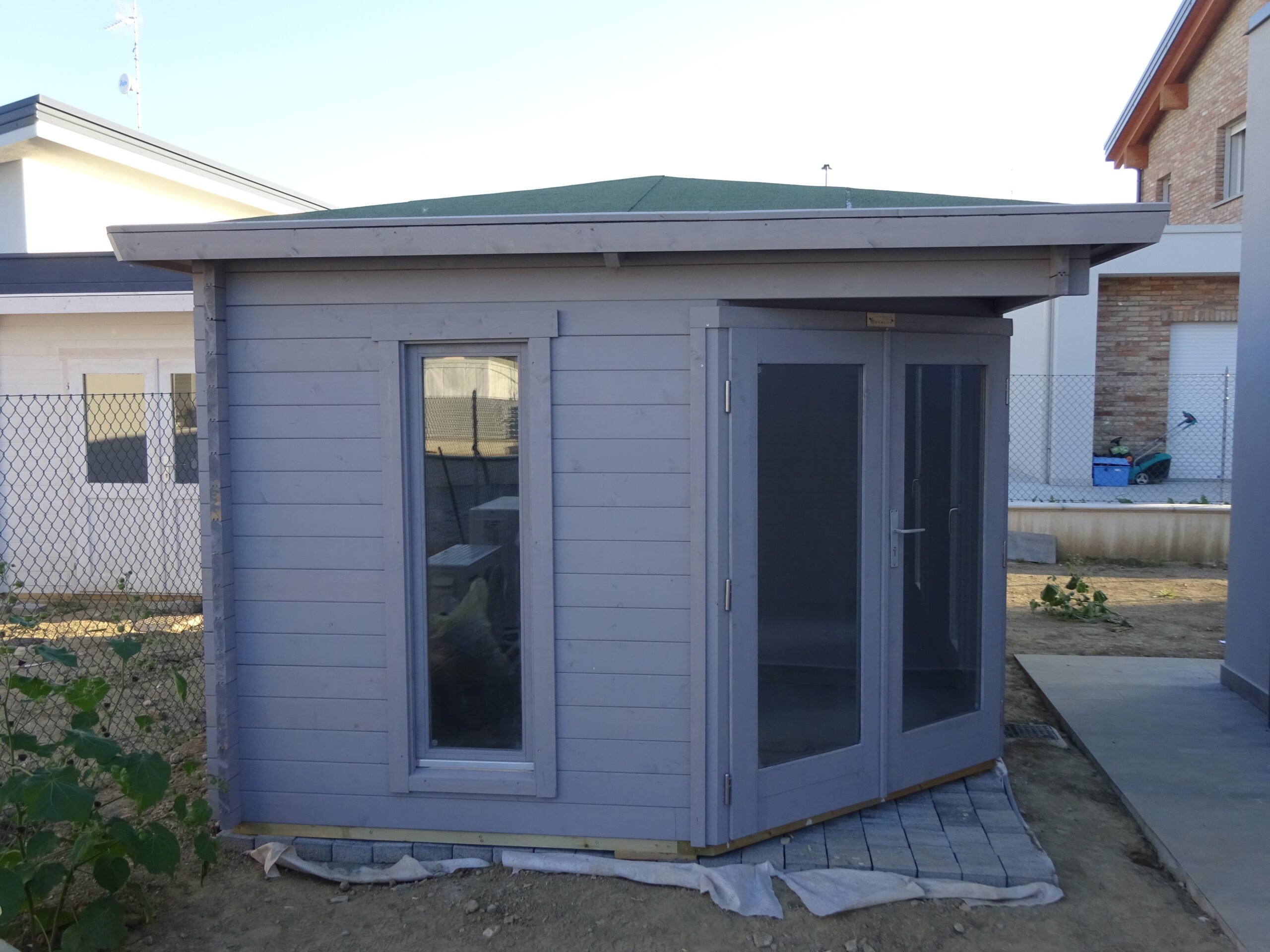 Casetta ad angolo 4,5x2,8 (40mm) porta doppia + finestre