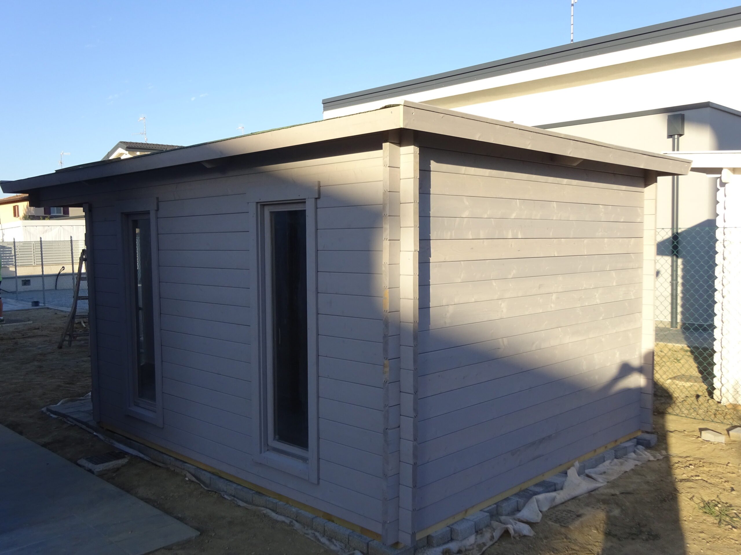 Casetta ad angolo 4,5x2,8 (40mm) porta doppia + finestre