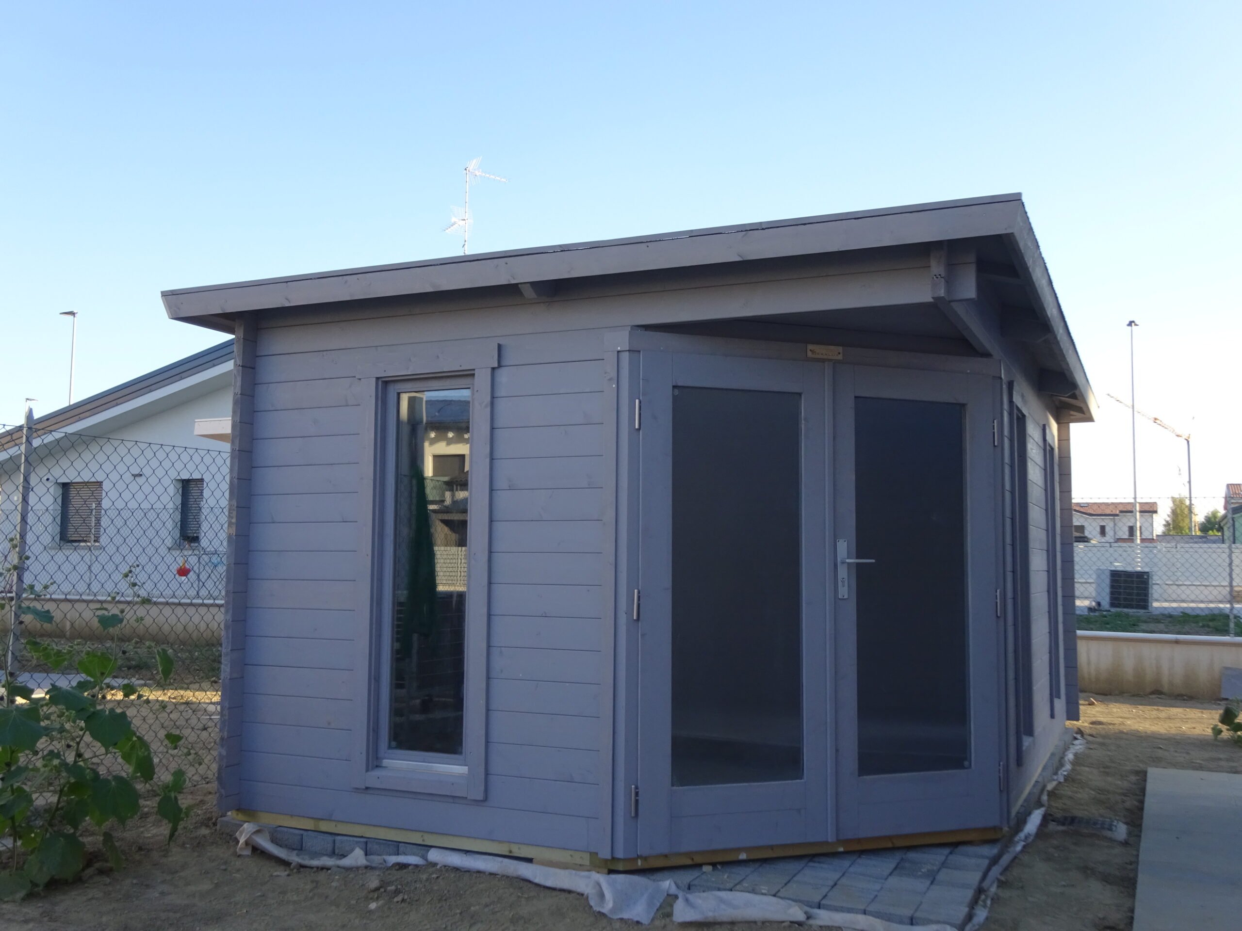 Casetta ad angolo 4,5x2,8 (40mm) porta doppia + finestre