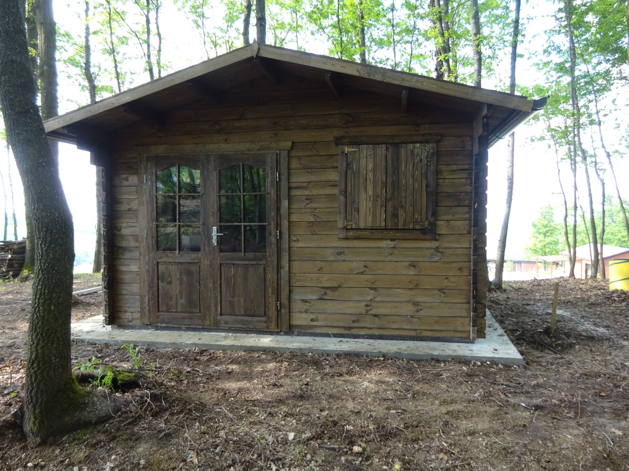 Casetta in legno 4x4 (44mm) con porta doppia e finestra anteriore