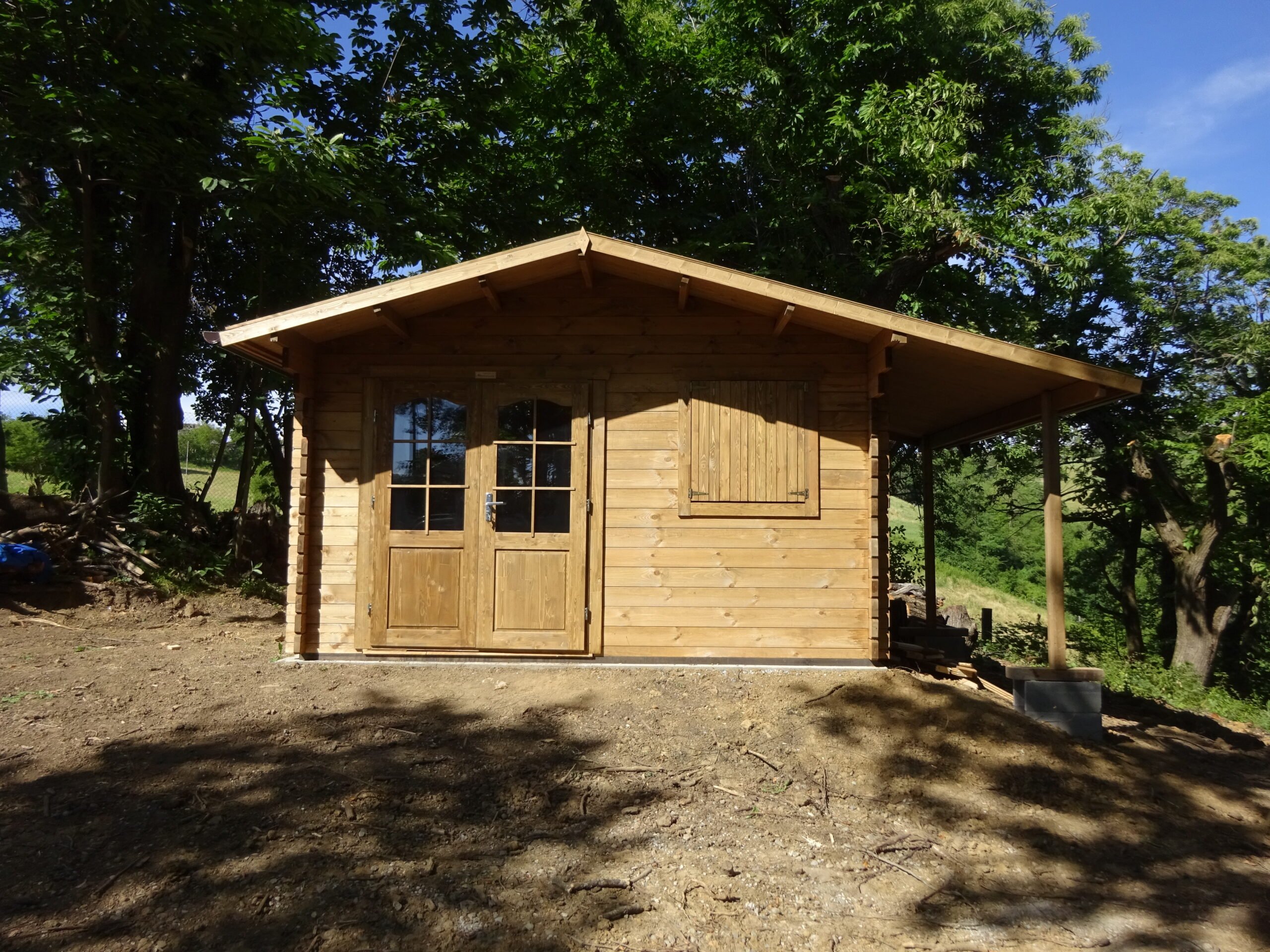 Casetta in legno 4x4 (44mm) con porta doppia e finestra anteriore