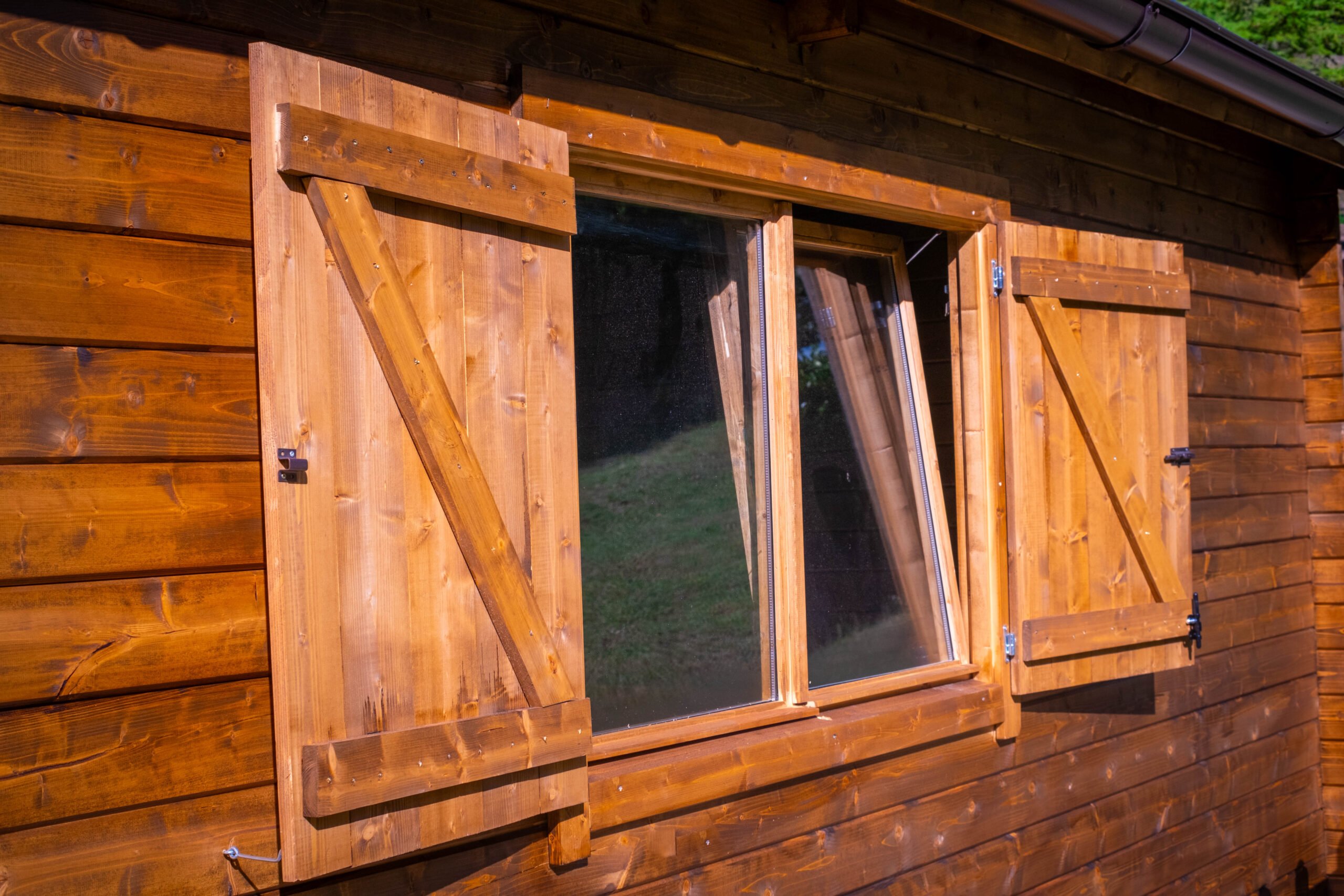 Casetta in legno 4x4 (44mm) con porta doppia e finestra anteriore